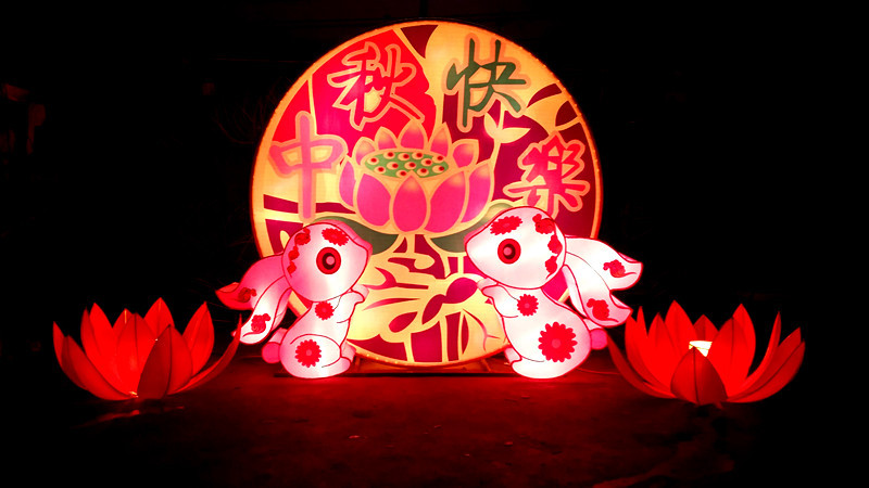 中秋节,有许多游戏活动,比如玩花灯.