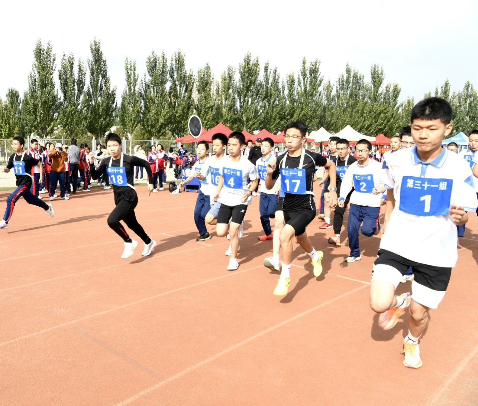 秋风送爽展英姿，青春逐梦正...