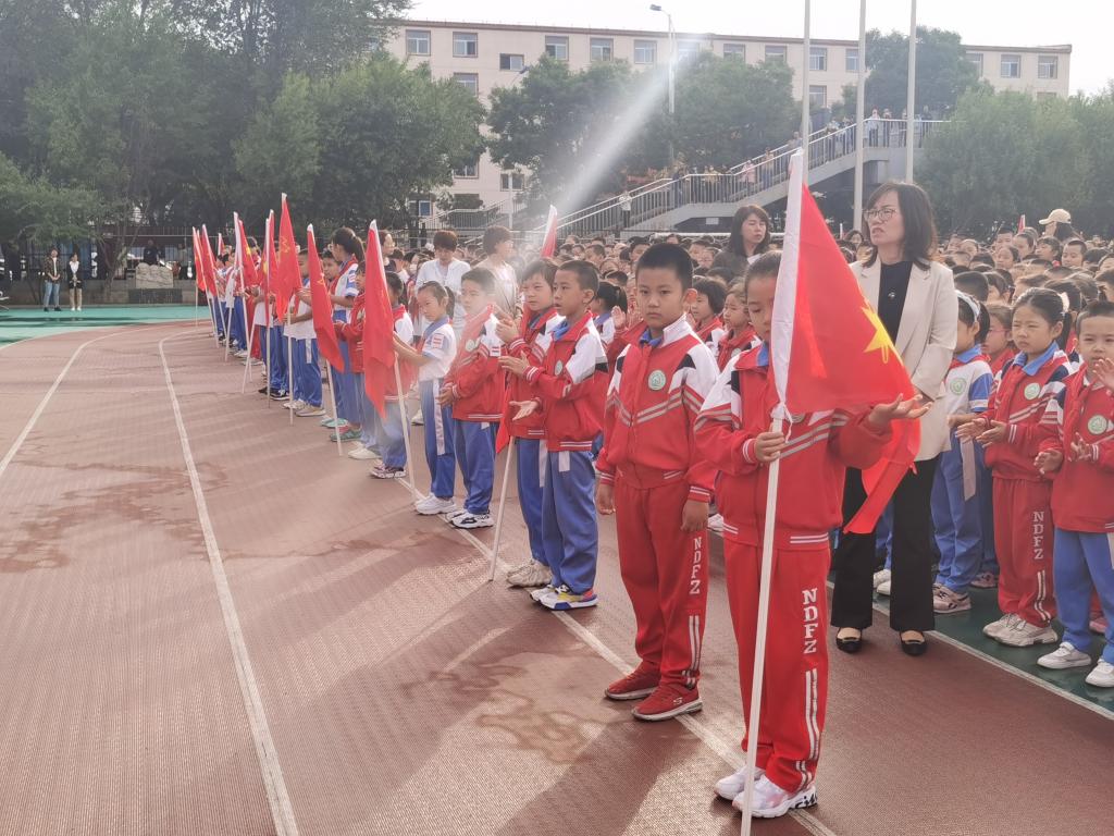 要加強中華兒女大團結,鞏固和發展最廣泛的愛國統一戰線,繼續團結一心